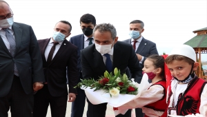 Milli Eğitim Bakanı Özer, Kosova'da Maarif ve Elena Gjika okullarını ziyaret etti