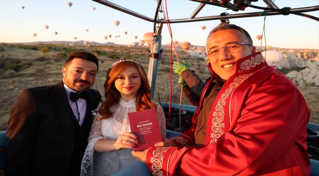 Nevşehir'de nikahları sıcak hava balonunda kıyılan çift, gökyüzünde "evet" dedi