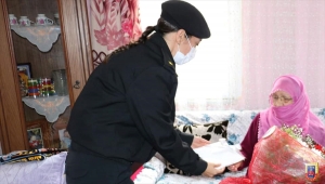 Ordu'da 92 yaşındaki Nuriye nine ördüğü çorapları Mehmetçiğe gönderdi