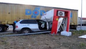 Otomobil, tır ve ATM'ye çarpan cipteki 2 kişi yaralandı