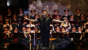 Rus Kızılordu Korosu ve Haluk Levent, Adana'da konser verdi