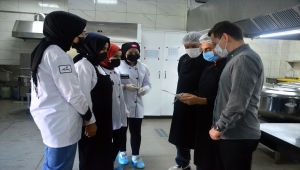 Sakarya'da liseliler her gün 1800 öğrenciye yemek hazırlıyor