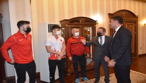 Şampiyon halterci kardeşlerden Kırıkkale Valisi Tekbıyıkoğlu'na ziyaret