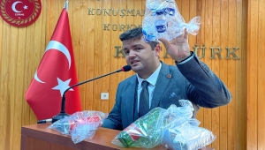 Saros Körfezi'ni kirletenlere tepkisini kürsüye koyduğu "çöplerle" gösterdi