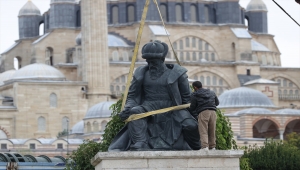 Selimiye Camisi Meydanı düzenlenme çalışmaları kapsamında Mimar Sinan ve Fatih heykelleri kaldırıldı