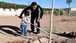 Sivas'ta orman yangınlarına dikkati çekmek için meyve fidanları toprakla buluşturuldu