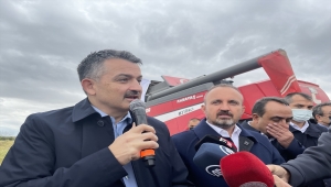 Tarım ve Orman Bakanı Pakdemirli, Çanakkale'de damla sulamayla ekilen çeltiğin hasadına katıldı: