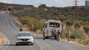 Tırdaki briketler sivil askeri aracın üzerine devrildi, 2'si asker 3 kişi yaralandı