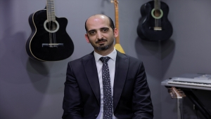 Türkiye'ye sığınan Suriyeli müzisyen, müziğin diliyle halklar arasındaki engellerin yıkılabileceğine inanıyor