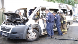 Tuzla'da park halindeyken yanan servis minibüsü kullanılamaz hale geldi 