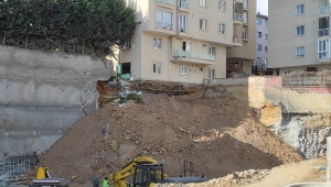 Üsküdar'da istinat duvarı çöktü