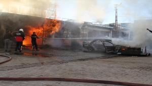 Van'da alev alan otomobildeki yangının sıçradığı 3 iş yeri hasar gördü