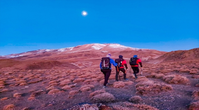 Vanlı dağcılar Süphan ve Nemrut dağlarında zirve yaptı