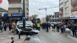 Zeytinburnu'nda panelvan ile tramvay çarpıştı
