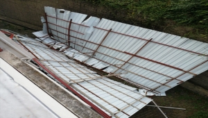 Zonguldak'ta şiddetli fırtına bir apartmanın terasının çatısını uçurdu