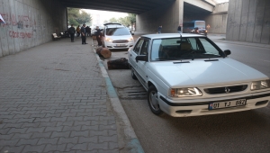 Adana'da bir kamyondan yola düşen odunlar 3 otomobile zarar verdi