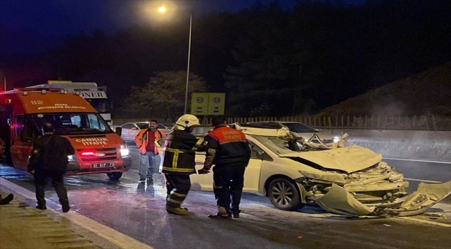 Adana'da tıra arkadan çarpan otomobilin sürücüsü öldü, oğlu yaralandı