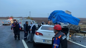 Adıyaman'da kamyonete arkadan çarpan otomobildeki 5 kişi yaralandı