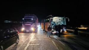 Afyonkarahisar'da tıra çarpan otobüsteki 7 yolcu yaralandı