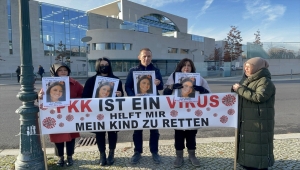 Almanya'da PKK tarafından kızı kaçırılan anne başbakanlık önünde gösteri yaptı
