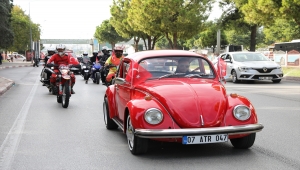 Antalya'da nostaljik araçların katıldığı festivalin korteji ilgi çekti