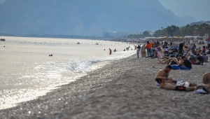 Antalya'da tatilciler kasımda denize girmenin keyfini çıkardı