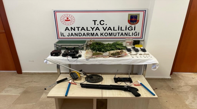Antalya'da uyuşturucu operasyonunda 17 sikke ve tarihi objeler ele geçirildi