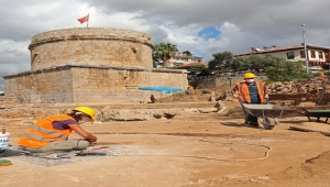 Antalya'nın simgelerinden Hıdırlık Kulesi'ndeki kazılarda yeni buluntulara rastlandı