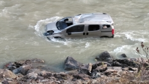 Artvin'de dereye yuvarlanan otomobildeki 2 yaralıyı çevredekiler kurtardı