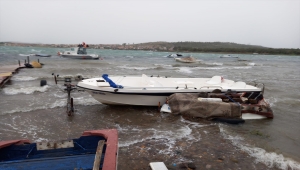 Ayvalık'ta fırtına nedeniyle bazı tekneler alabora oldu
