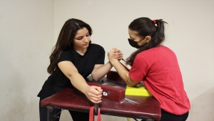 Babasıyla şakalaşırken başladığı bilek güreşinde hedefi dünya şampiyonluğu