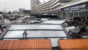 Bağcılar'da bir kafenin tentesi devrildi, 3 kişi yaralandı