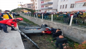Balıkesir'de su kanalına devrilen otomobildeki 3 kişi yaralandı