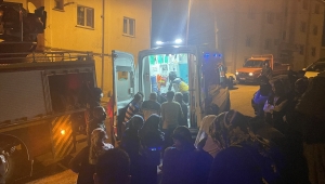 Bayburt'ta bir apartmanın garajında çıkan yangında 3 kişi dumandan etkilendi