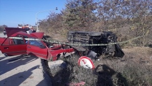 Bilecik'te kargo aracı ile çarpışan otomobilin sürücüsü ve eşi öldü