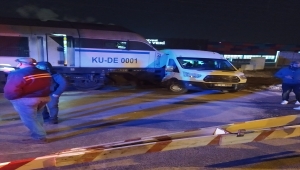 Bilecik'te yük treni ile servis minibüsü çarpıştı