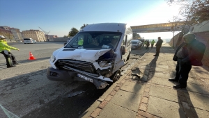 Bingöl'de öğrenci servisi ile otomobilin çarpışması sonucu 3 kişi yaralandı