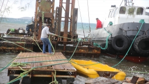 Bodrum'da fırtına nedeniyle bir tekne karaya oturdu, bazı iskeleler zarar gördü