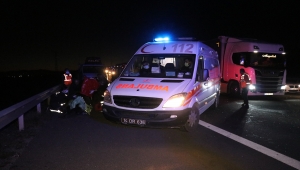 Bolu'da kaza yapan iki araç, emniyet şeridindeki tamirciye çarptı