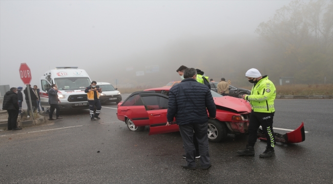 Bolu'da sis nedeniyle otomobillerin çarpıştığı kazada 2 kişi yaralandı
