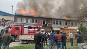 Bursa'da mobilya imalathanesinde çıkan yangına müdahale ediliyor