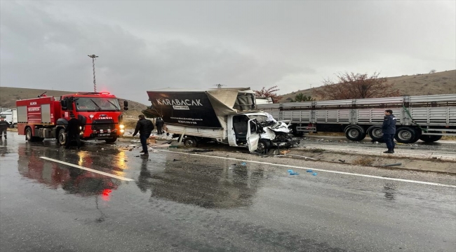 Çorum'da kamyonla kamyonetin çarpıştığı kazada iki kişi yaralandı