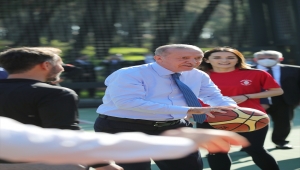 Cumhurbaşkanı Erdoğan, Ümraniye Millet Bahçesi'nde gençlerle basketbol oynadı