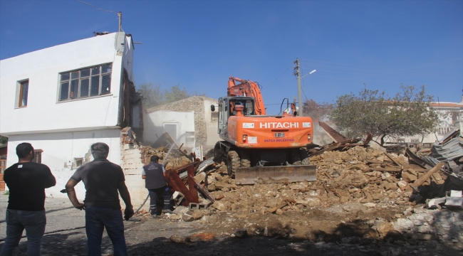 Datça'da depreme dayanıklı olmayan 31 hasarlı bina için yıkım çalışması başlatıldı