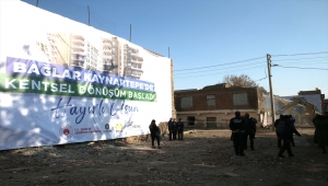 Diyarbakır'da "Kentsel Dönüşüm Projesi" kapsamında ilk binanın yıkımı yapıldı