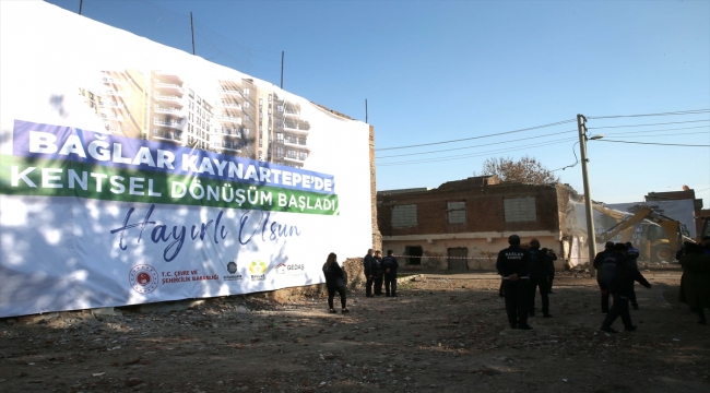 Diyarbakır'da "Kentsel Dönüşüm Projesi" kapsamında ilk binanın yıkımı yapıldı