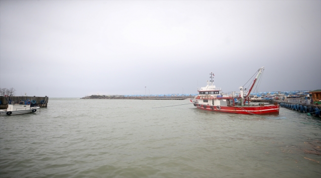 Düzce'de kuvvetli rüzgar nedeniyle tekneler karaya çıkarıldı