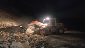 Erzurum'da deprem sonrasında kapanan Köprüköy yolu trafiğe açıldı