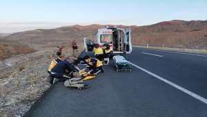 Erzurum'da otomobilin şarampole devrilmesi sonucu iki kişi yaralandı