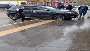 Gaziantep'te 2 kişinin yaralandığı trafik kazası kameraya yansıdı